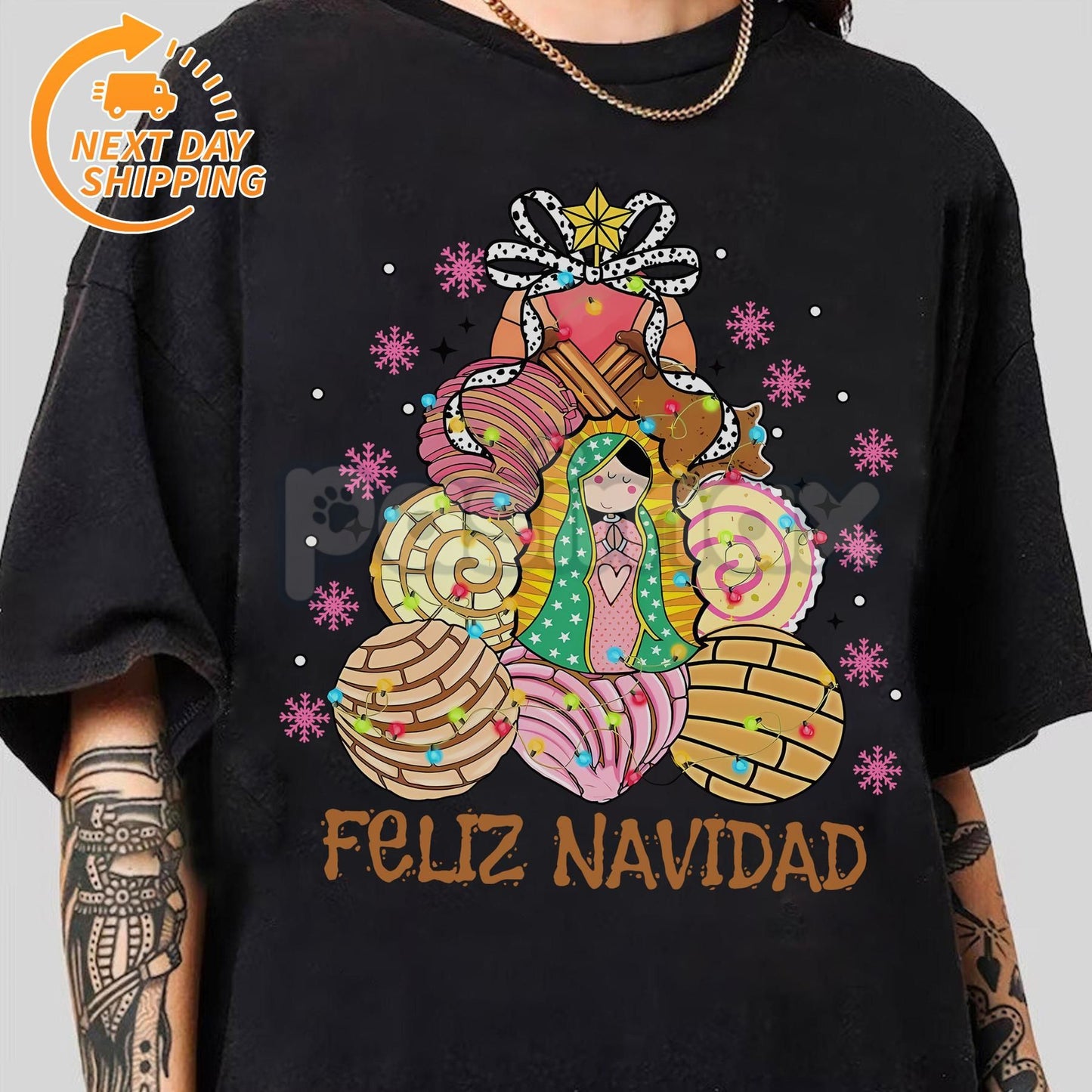 Mexican Pan Dulce Christmas T-Shirt - Spanish Xmas Tee, Concha Holiday Graphic, Festive Latinx Apparel