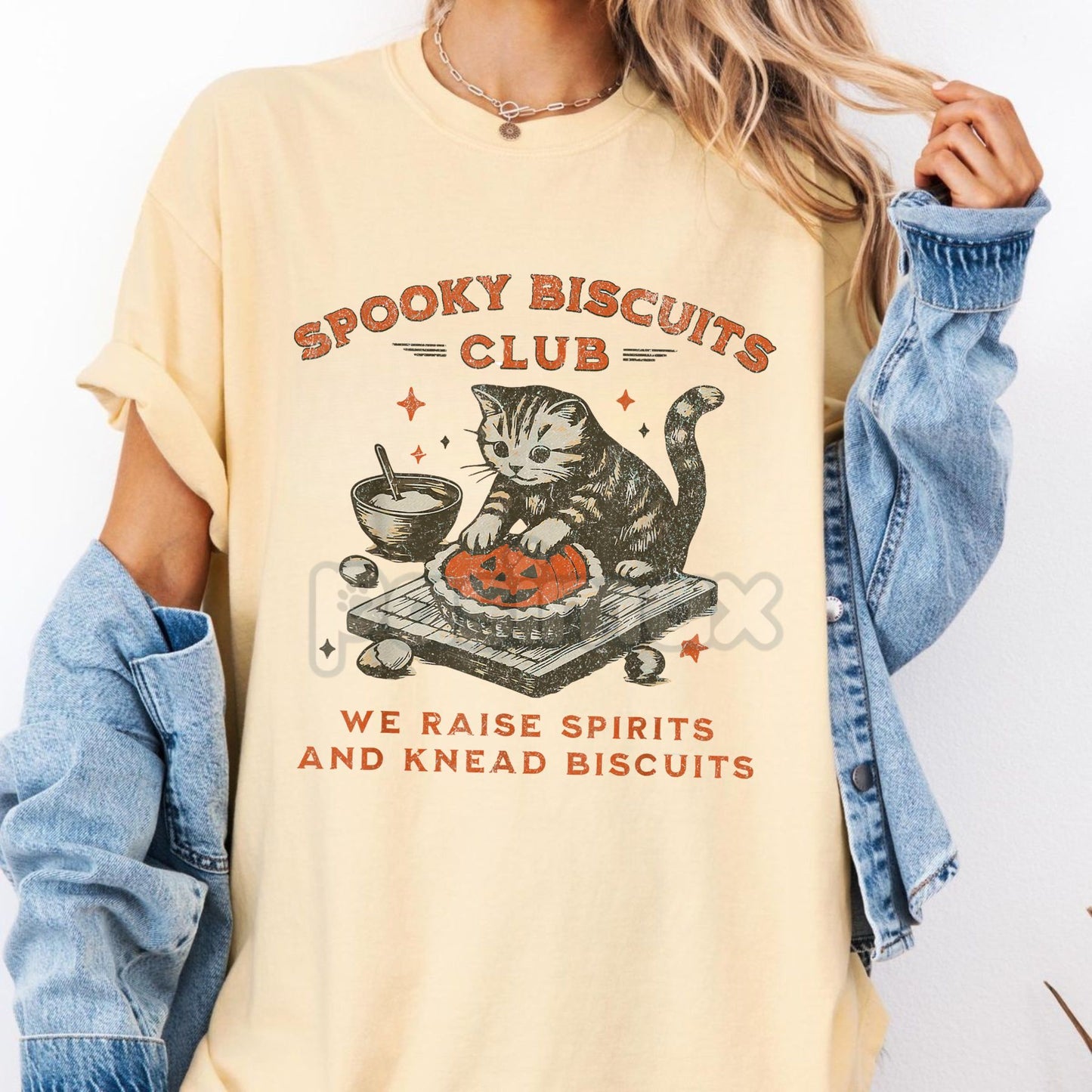Vintage Spooky Cat T-Shirt – 'Spooky Biscuits Club' Halloween Baking Tee, Funny Pumpkin Pie Shirt, Retro Cat Lover Gift