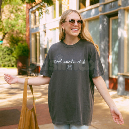 Comfort Colors® 'Cool Aunts Club' T-Shirt – Retro Auntie Graphic Tee, Personalized Best Aunt Ever Gift, Vintage Aesthetic Apparel