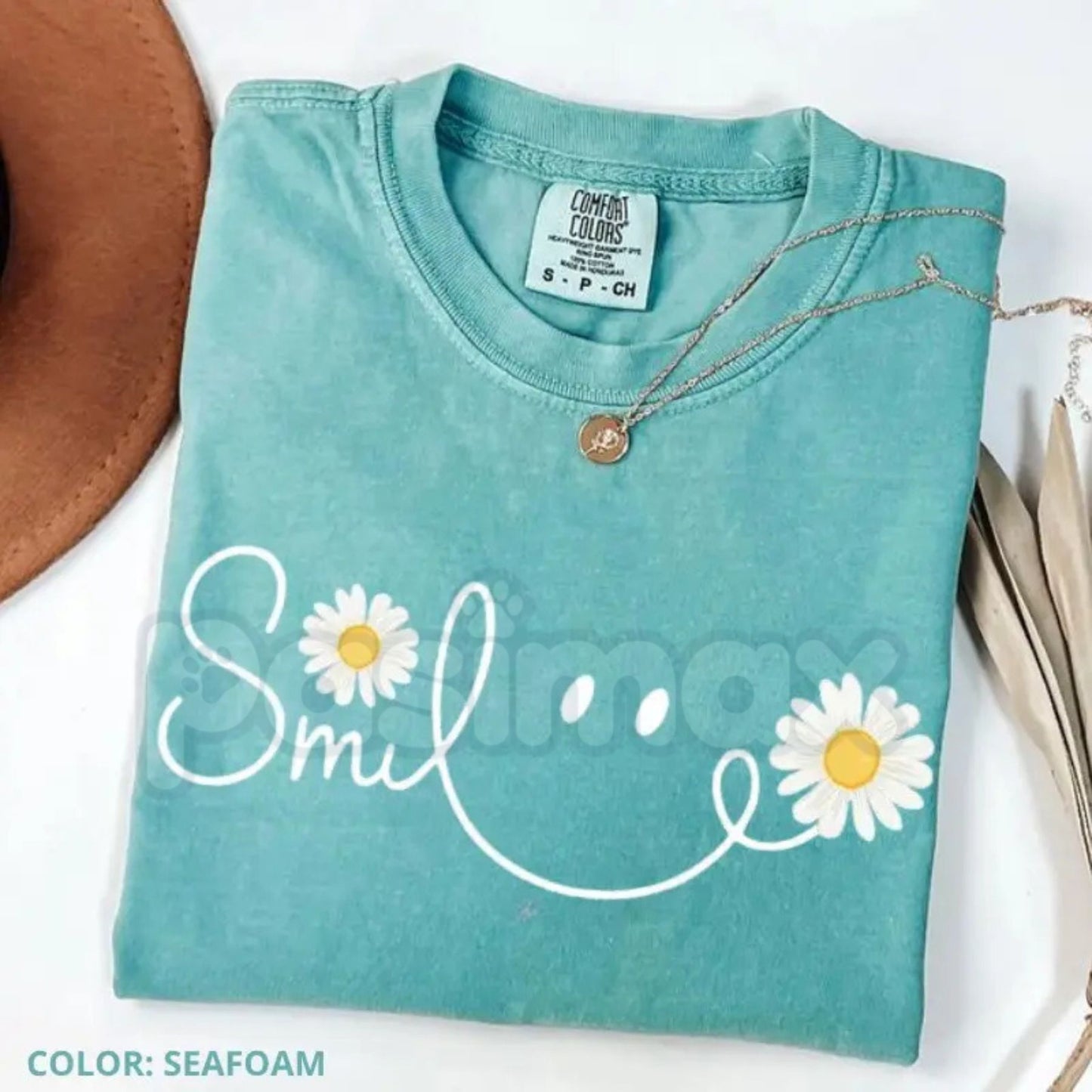 Comfort Colors® Daisy Smile Face T-Shirt – Retro Flower Power Graphic Tee, Aesthetic 70s Floral Smile Shirt, Trendy Summer Boho Top