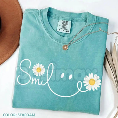Comfort Colors® Daisy Smile Face T-Shirt – Retro Flower Power Graphic Tee, Aesthetic 70s Floral Smile Shirt, Trendy Summer Boho Top