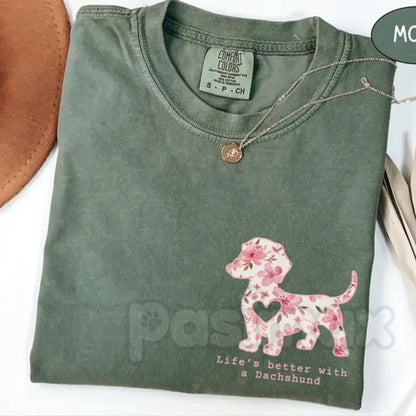 Comfort Colors® Retro "Doxie Mama" T-Shirt – Vintage Dachshund Aesthetic Shirt, Groovy Dog Mom Tee, Cute Weiner Dog Lover Gift, 70s Style Puppy Top
