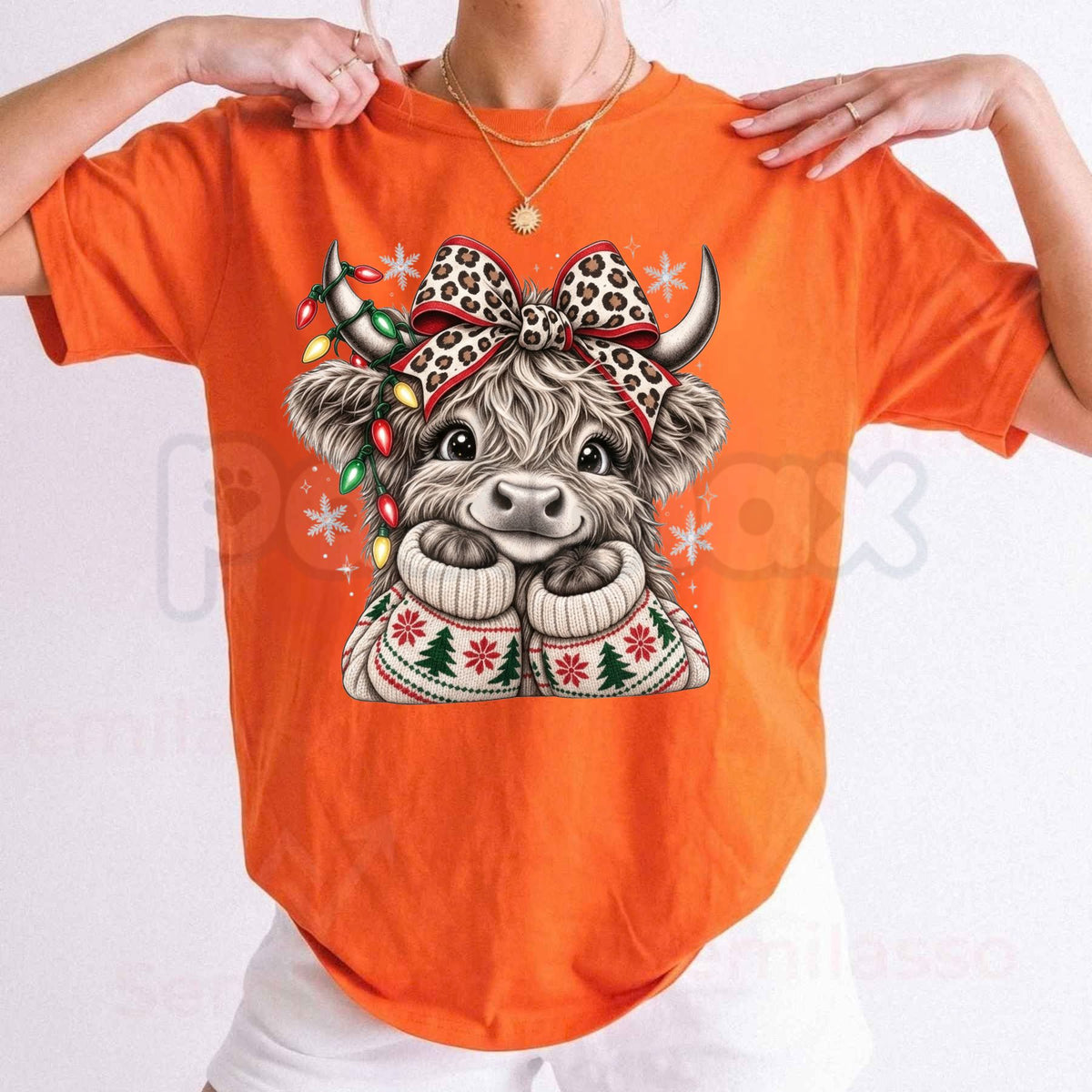 Christmas Highland Cow T-Shirt – Cute Santa Hat Festive Winter Graphic Tee