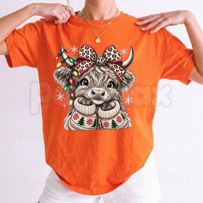 Christmas Highland Cow T-Shirt – Cute Santa Hat Festive Winter Graphic Tee