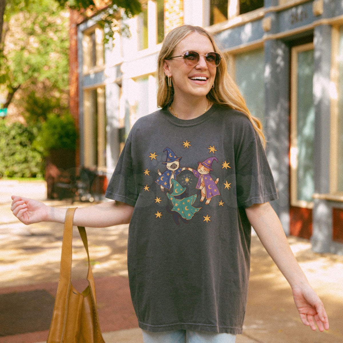 Comfort Colors® 90s Wizard Cats T-Shirt – Retro Vintage Witch Kittens in a Circle Graphic Tee, Mystic Cottagecore Unisex Top & Gift