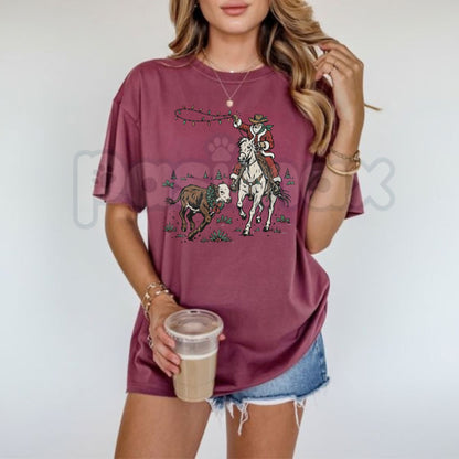 Comfort Colors® Cowboy Santa T-Shirt – Western Christmas Horseback Graphic Tee, Festive Lasso & Lights Vintage Holiday Unisex Top & Gift