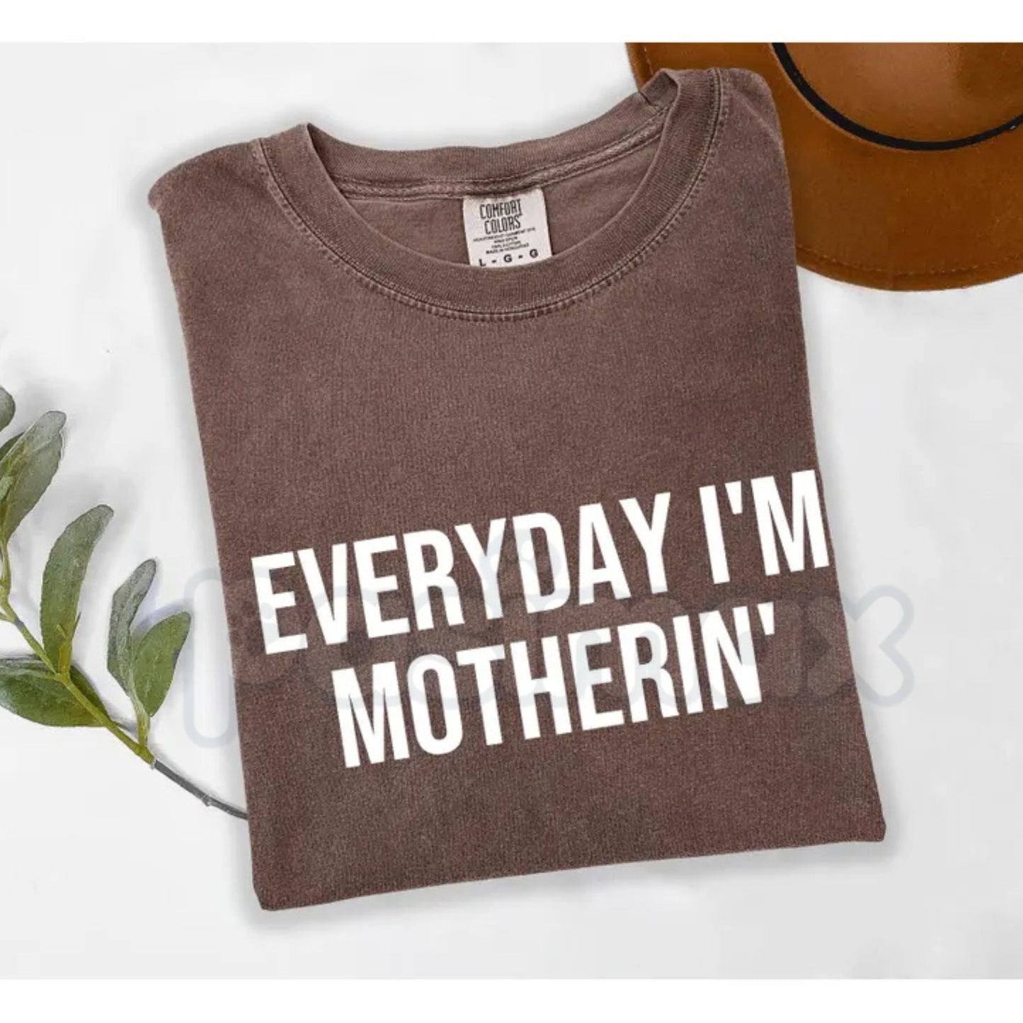 Comfort Colors® "Everyday I'm Motherin'" T-Shirt – Funny Mom Life Graphic Tee, Sarcastic Motherhood Shirt, Trendy Aesthetic Mama Gift, Retro 90s Parody Mom Top