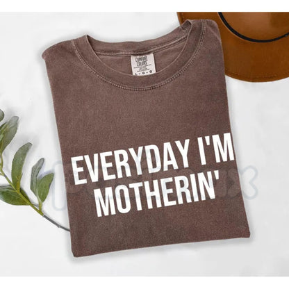 Comfort Colors® "Everyday I'm Motherin'" T-Shirt – Funny Mom Life Graphic Tee, Sarcastic Motherhood Shirt, Trendy Aesthetic Mama Gift, Retro 90s Parody Mom Top