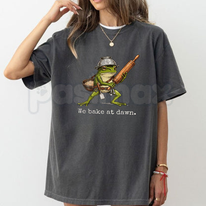 Comfort Colors® We Bake at Dawn Frog T-Shirt – Funny Cottagecore Baking Graphic Tee, Retro Cottagecore Baker Unisex Top & Gift
