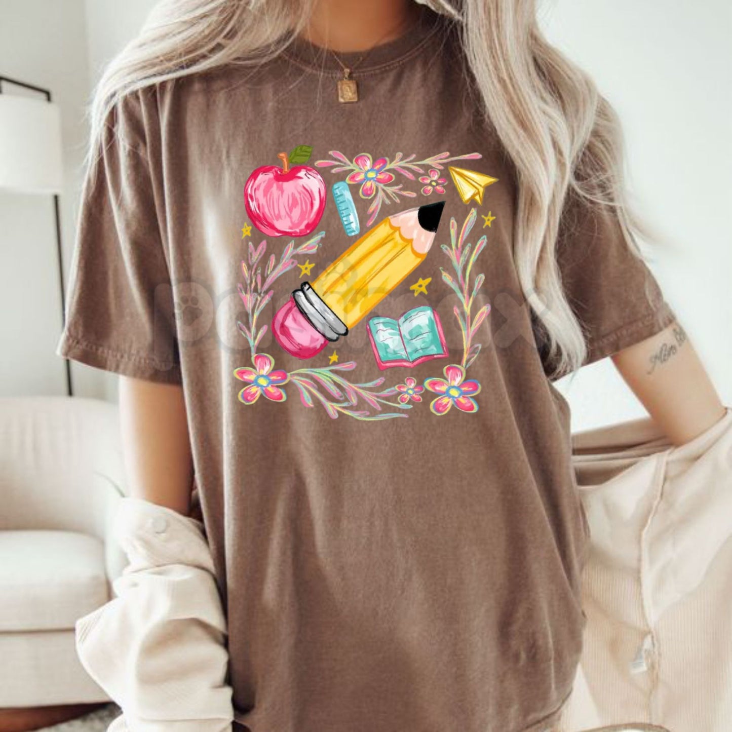 Comfort Colors® Retro Pencil & Apple Teacher T-Shirt – Vintage Style Kindergarten Teacher Shirt, Back to School Educator Gift, Aesthetic Teacher Appreciation Tee
