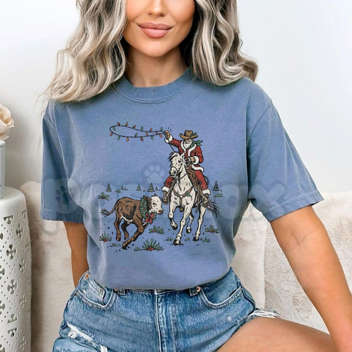 Comfort Colors® Cowboy Santa T-Shirt – Western Christmas Horseback Graphic Tee, Festive Lasso & Lights Vintage Holiday Unisex Top & Gift