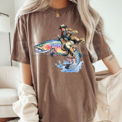 Comfort Colors® "Giddy Up, Rainbow!" Trout Rodeo T-Shirt – Funny Western Fishing Graphic Tee, Aesthetic Rainbow Trout Cowboy Hat Shirt, Retro Angler Gift