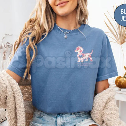 Comfort Colors® Retro "Doxie Mama" T-Shirt – Vintage Dachshund Aesthetic Shirt, Groovy Dog Mom Tee, Cute Weiner Dog Lover Gift, 70s Style Puppy Top