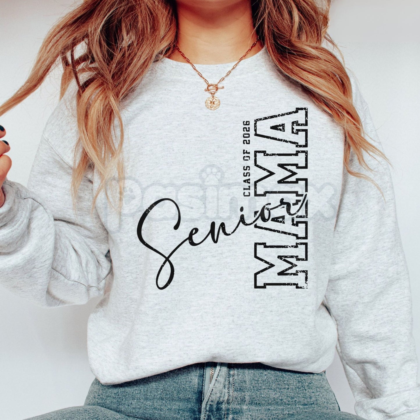 Class of 2026 Senior MAMA Sweatshirt | Graduation Mom Crewneck | Senior 2026 Mama Graphic Shirt | Proud Graduation Mother Jumper | Retro Varsity Senior Mom Pullover | Graduation Gift for Mom