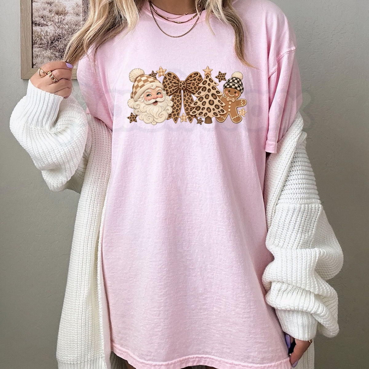 Original Retro Leopard Gingerbread Man Coquette Bow T-Shirt – Vintage Neutral Holiday Tree Top