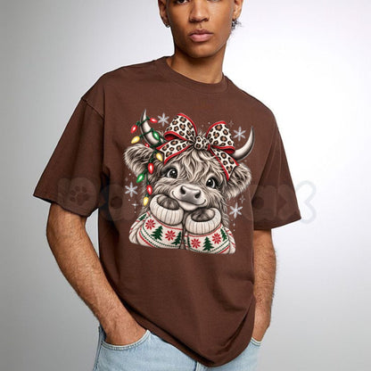 Christmas Highland Cow T-Shirt – Cute Santa Hat Festive Winter Graphic Tee