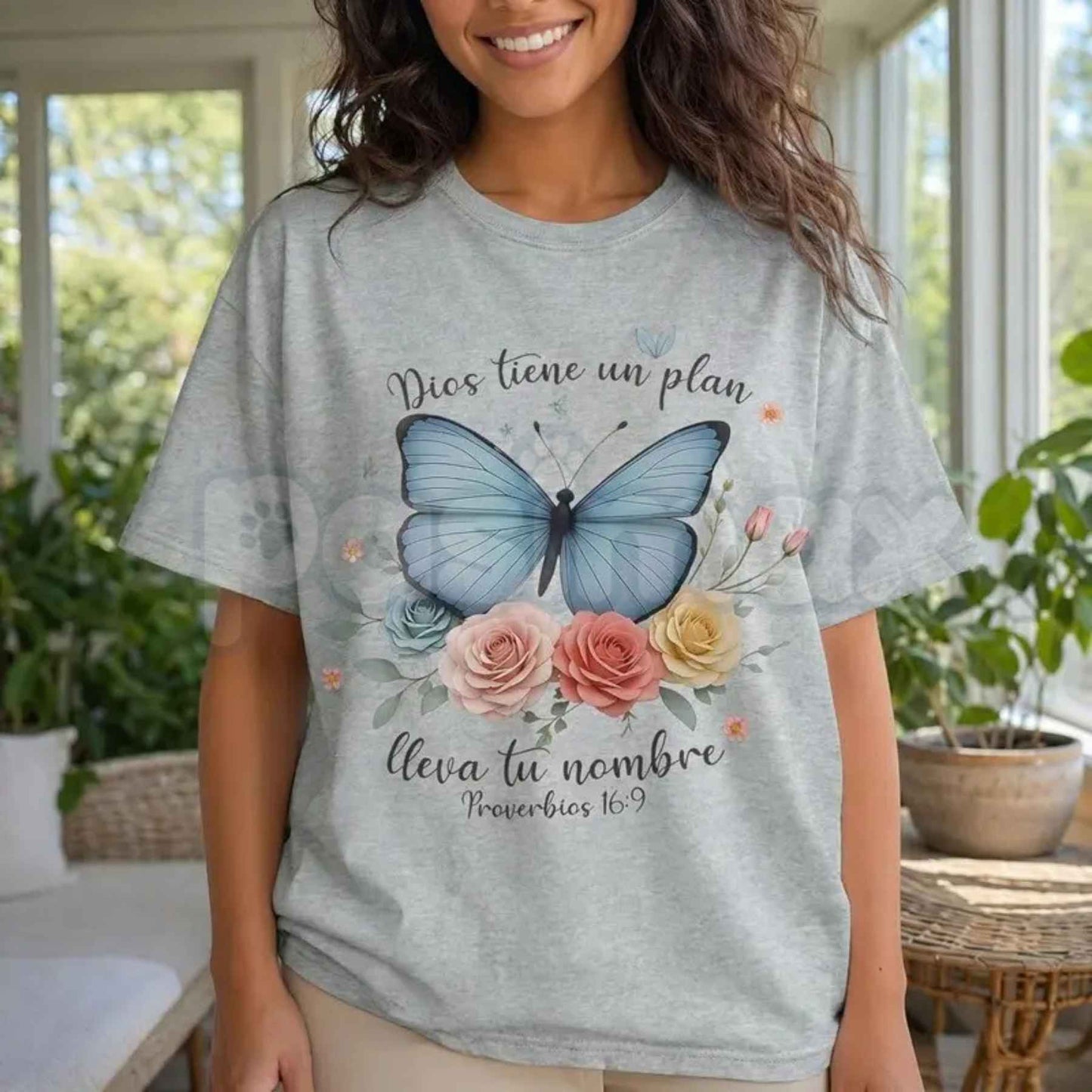 Spanish Christian Butterfly Graphic Tee – Fe y Esperanza Floral Shirt, Faith-Based Inspirational Camiseta for Women