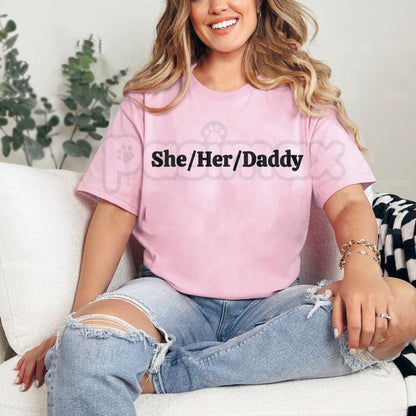 "She Her Daddy" Funny Lesbian Pride Pronouns Humor Gay T-Shirt - Queer Roleplay Slogan Tee, Niche Lesbian Relationship Apparel, Bold LGBTQ+ Humor Gift