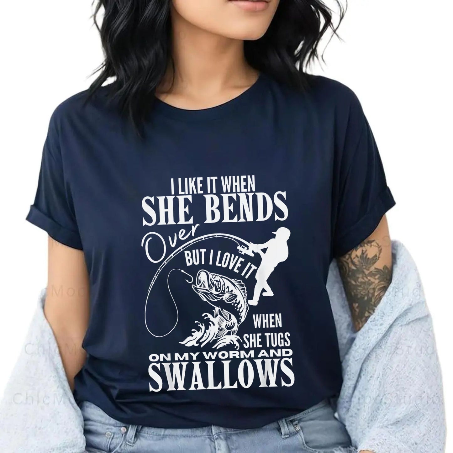 "I Like It When She Bends Over" T-Shirt - Fishing Dad Funny Fathers Day Tee, Humorous Angler Gift
