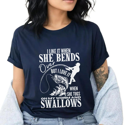 "I Like It When She Bends Over" T-Shirt - Fishing Dad Funny Fathers Day Tee, Humorous Angler Gift