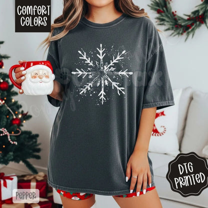 Splatter Snowflake Shirt Comfort Colors® – Trendy Women's Christmas T-shirt, Vintage Winter Aesthetic Tee
