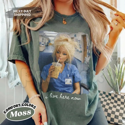 Comfort Colors® Funny Nurse Doll T-Shirt – "I Live Here Now" Disgusting Doll Face Meme Tee, Sarcastic Healthcare Worker Gift, Nursing Humor Shirt