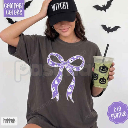 Comfort Colors® Purple Ghost Bow T-Shirt – Retro Spooky Season Coquette Aesthetic Graphic Tee, Vintage Halloween Unisex Top