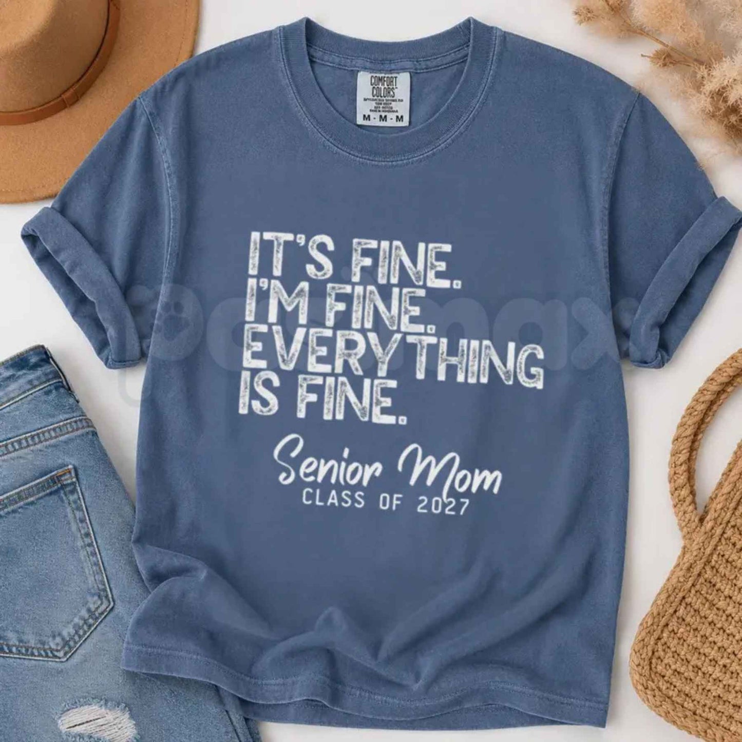 Comfort Colors® "Senior Mom" Class of 2027 T-Shirt – Retro 90s Aesthetic Graduation Graphic Tee, Vintage Proud Mom School Spirit Unisex Top