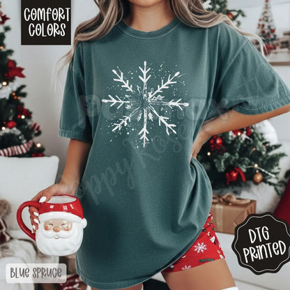 Splatter Snowflake Shirt Comfort Colors® – Trendy Women's Christmas T-shirt, Vintage Winter Aesthetic Tee