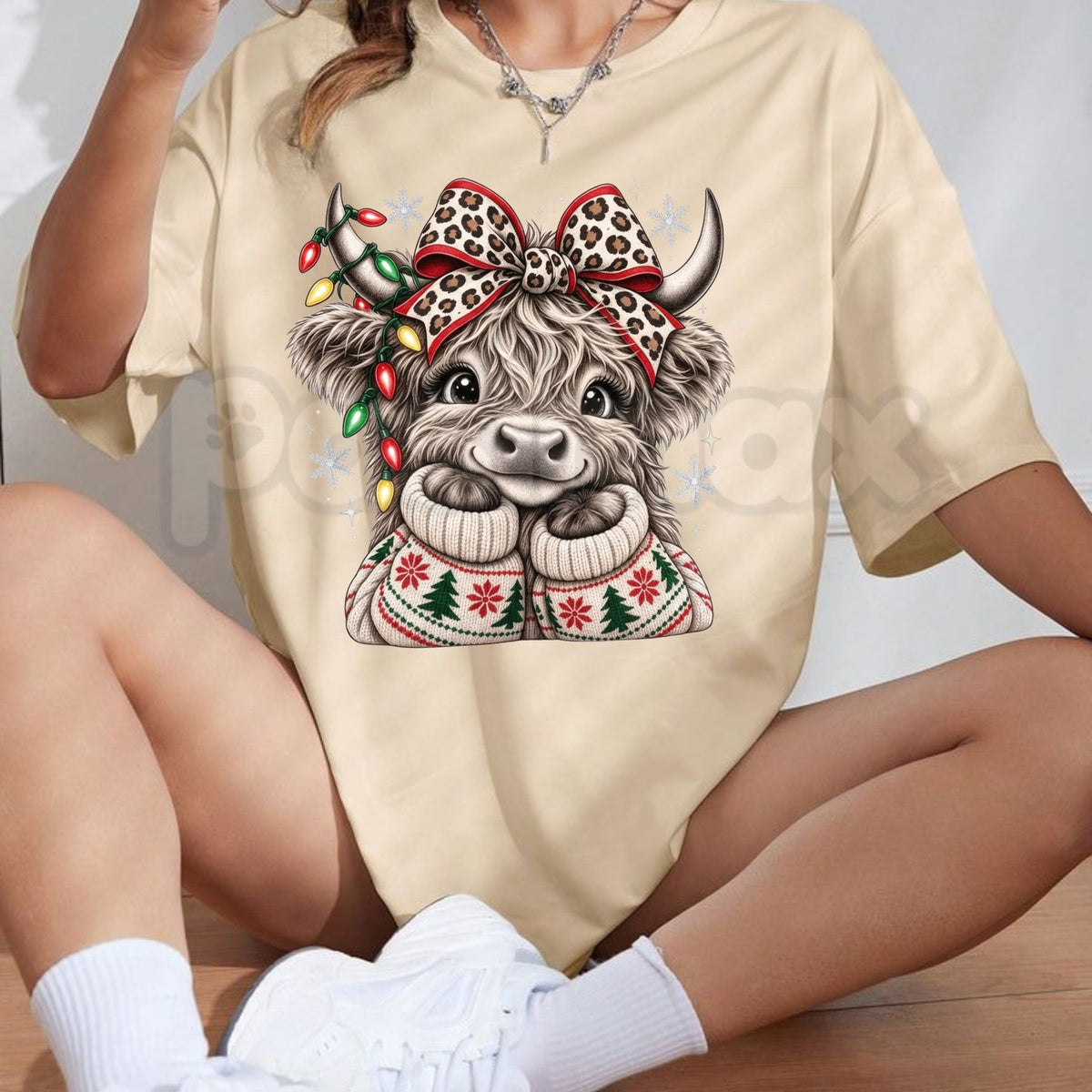 Christmas Highland Cow T-Shirt – Cute Santa Hat Festive Winter Graphic Tee