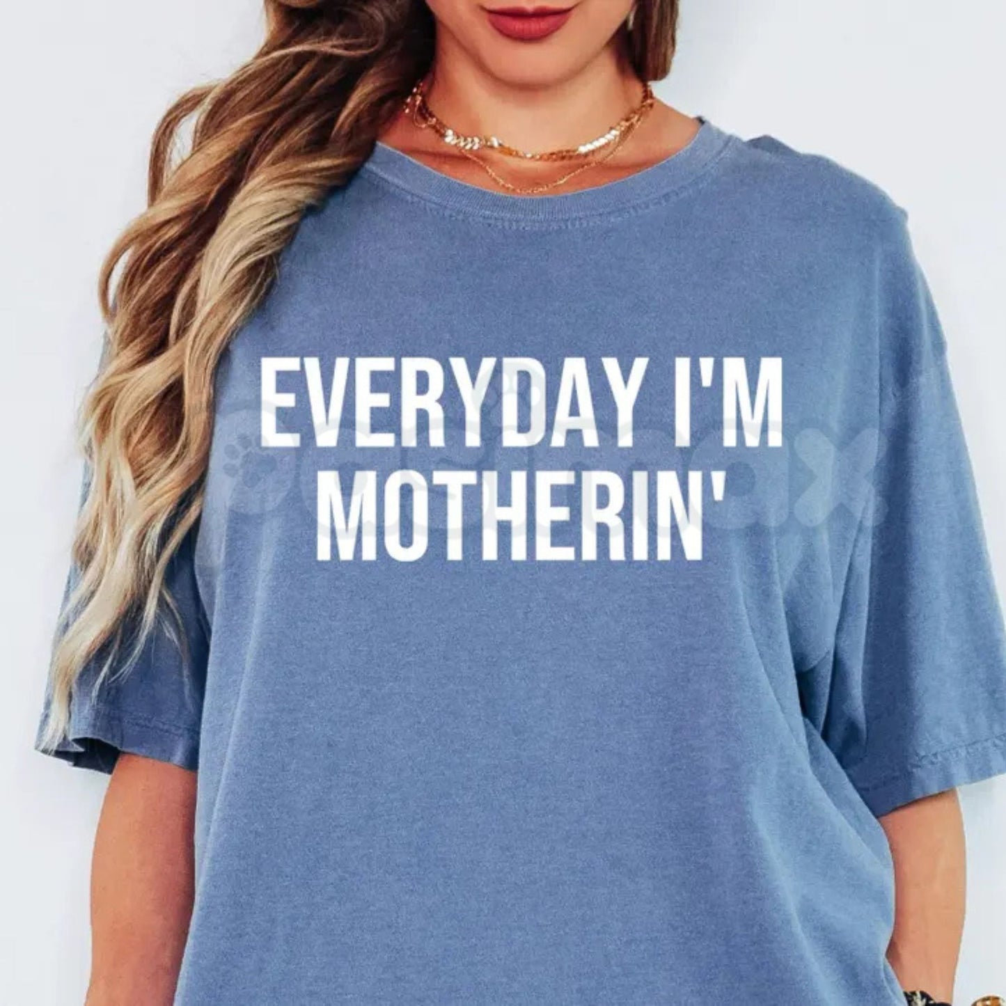 Comfort Colors® "Everyday I'm Motherin'" T-Shirt – Funny Mom Life Graphic Tee, Sarcastic Motherhood Shirt, Trendy Aesthetic Mama Gift, Retro 90s Parody Mom Top