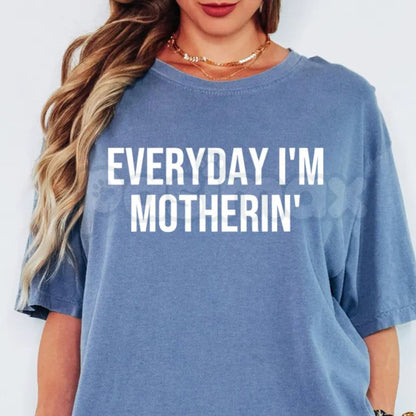 Comfort Colors® "Everyday I'm Motherin'" T-Shirt – Funny Mom Life Graphic Tee, Sarcastic Motherhood Shirt, Trendy Aesthetic Mama Gift, Retro 90s Parody Mom Top