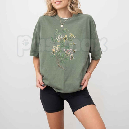 Comfort Colors® Vintage Honeysuckle Flower Bee T-Shirt – 90s Garden Plant Graphic Tee, Retro Botanical Nature Unisex Top & Gift