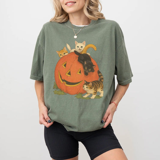 ChicCotton Vintage 90s Cat Halloween Comfort Colors Shirt - Retro Jack-o-lantern Graphic Tee for Cat Lovers-Pasimax