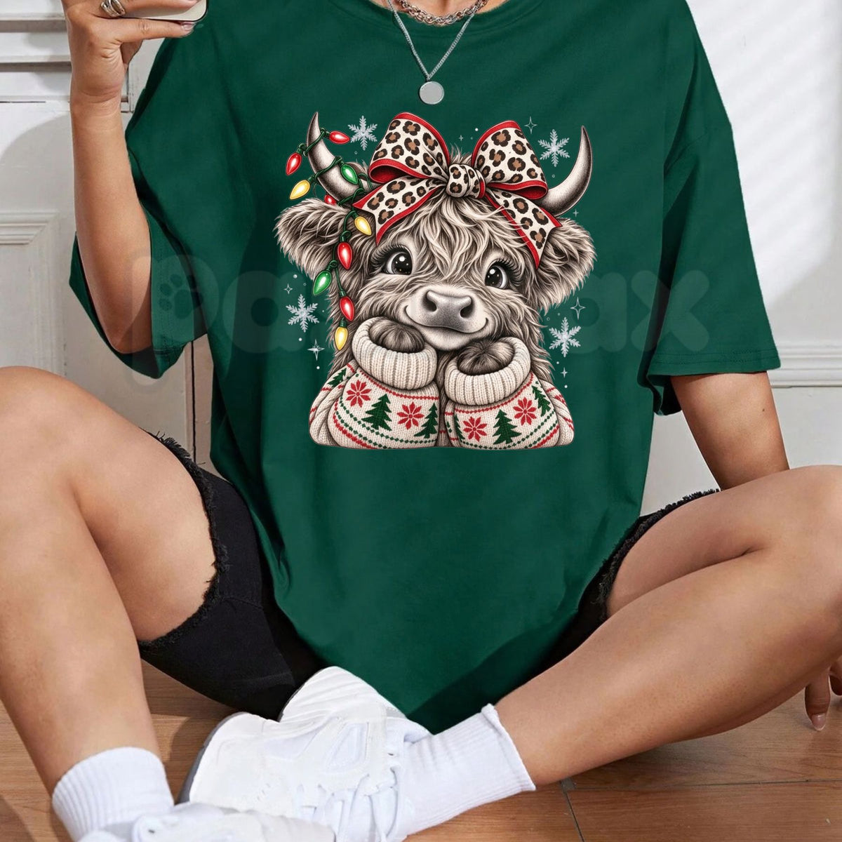 Christmas Highland Cow T-Shirt – Cute Santa Hat Festive Winter Graphic Tee-Pasimax
