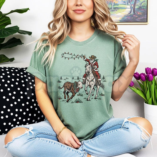 Comfort Colors® Cowboy Santa T-Shirt – Western Christmas Horseback Graphic Tee, Festive Lasso & Lights Vintage Holiday Unisex Top & Gift-Pasimax
