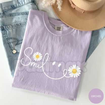 Comfort Colors® Daisy Smile Face T-Shirt – Retro Flower Power Graphic Tee, Aesthetic 70s Floral Smile Shirt, Trendy Summer Boho Top-Pasimax