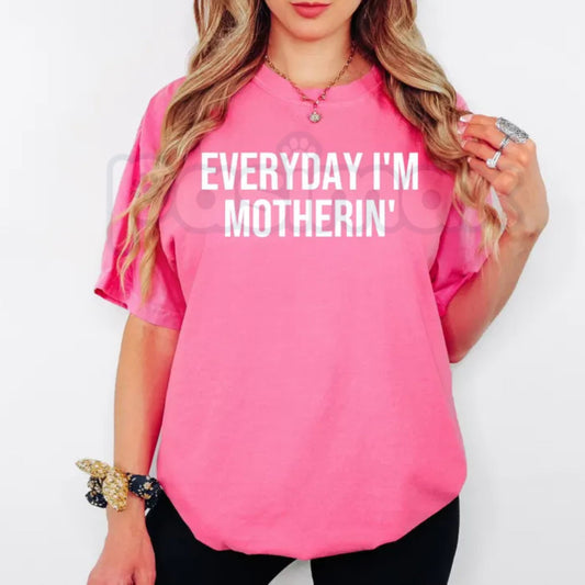 Comfort Colors® "Everyday I'm Motherin'" T-Shirt – Funny Mom Life Graphic Tee, Sarcastic Motherhood Shirt, Trendy Aesthetic Mama Gift, Retro 90s Parody Mom Top-Pasimax