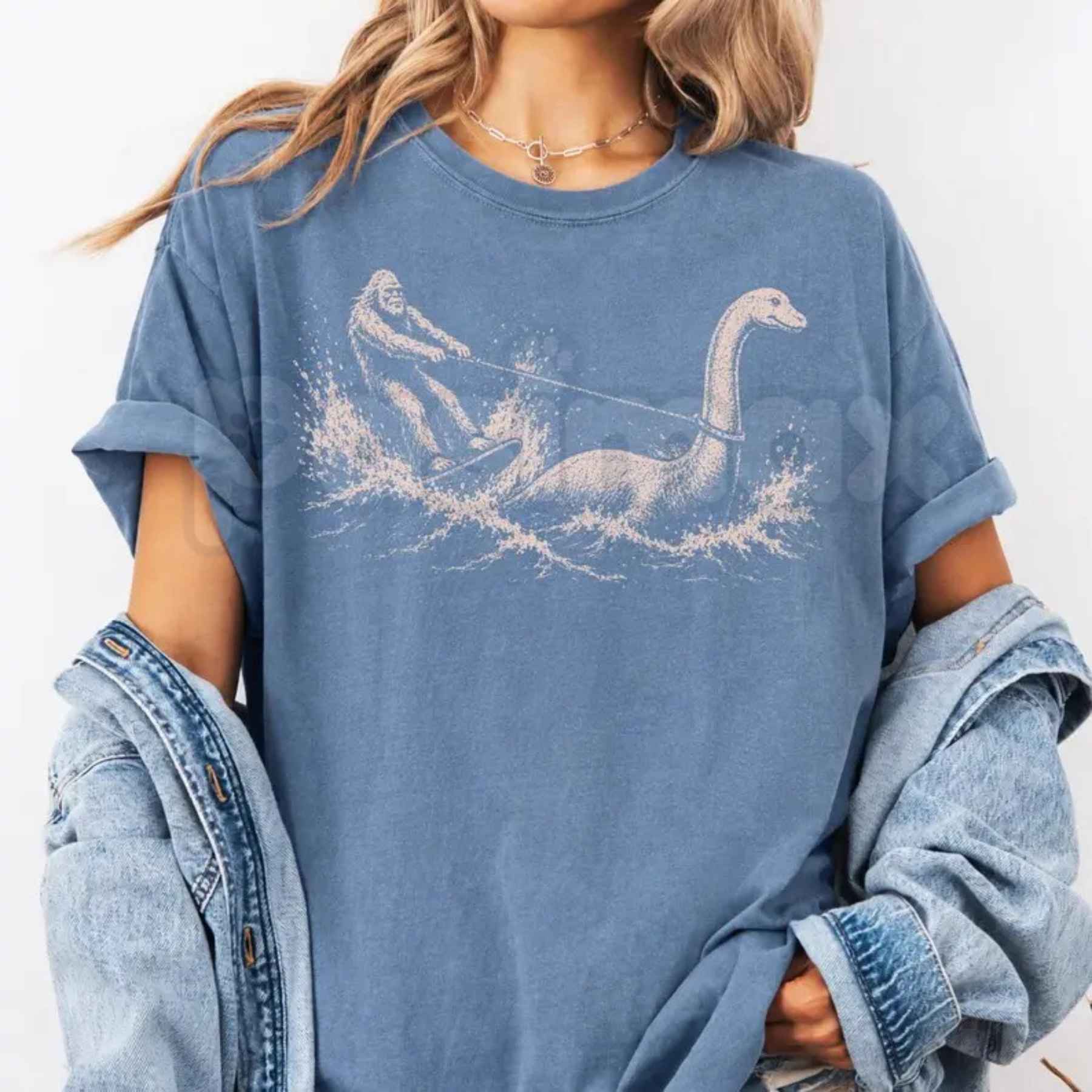 Comfort Colors® Funny Bigfoot & Loch Ness Monster T-Shirt – Retro Cryptid Waterskiing Graphic Tee, Vintage Mythical Creature Lake Life Unisex Top-Pasimax