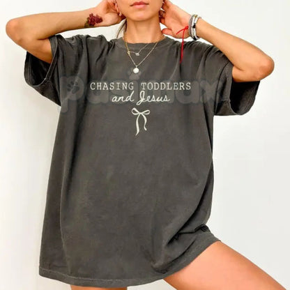 Comfort Colors® Groovy 'Chasing Jesus & Toddlers' Shirt – Retro Christian Mom Tee, Vintage Wildflower Faith Shirt, Boho Motherhood Gift-Pasimax