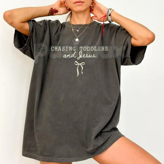 Comfort Colors® Groovy 'Chasing Jesus & Toddlers' Shirt – Retro Christian Mom Tee, Vintage Wildflower Faith Shirt, Boho Motherhood Gift-Pasimax