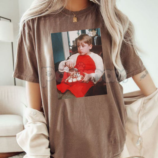 Comfort Colors® 'Kevin McCallister' Christmas T-Shirt – Home Alone Character Graphic, Retro 90s Holiday Film Tee, Vintage Christmas Gift-Pasimax