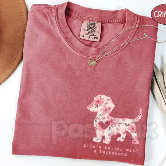 Comfort Colors® Retro "Doxie Mama" T-Shirt – Vintage Dachshund Aesthetic Shirt, Groovy Dog Mom Tee, Cute Weiner Dog Lover Gift, 70s Style Puppy Top-Pasimax