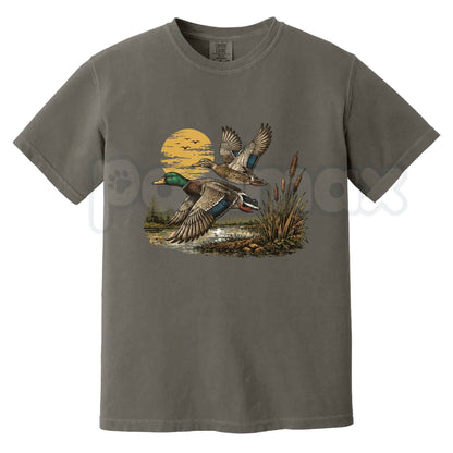 Comfort Colors® Retro Flying Mallard Duck T-Shirt – Classic Waterfowl Hunting Graphic Tee, Vintage Wetland Wildlife Unisex Top & Gift-Pasimax