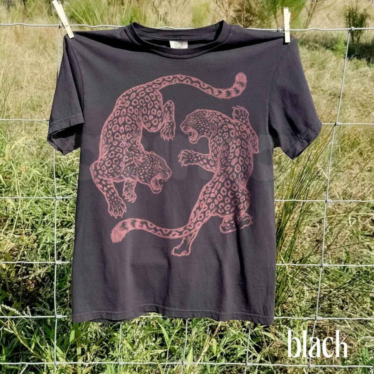 Comfort Colors® Vintage Leopard Fighting T-Shirt – Wild Big Cat Engraved Style Graphic Tee, Retro Jungle Wildlife Unisex Top & Gift-Pasimax