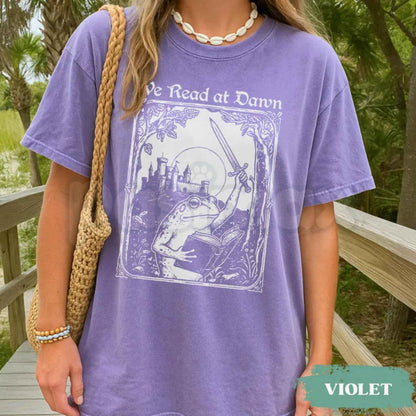 Comfort Colors® We Read at Dawn T-Shirt – Bookish Funny Frog Reading Graphic Tee, Weirdcore Medieval Unisex Top & Gift-Pasimax