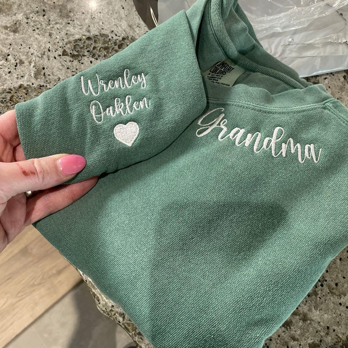 Custom Embroidered Gigi Sweatshirt with Grandkids’ Names – Personalized Grandma Gift for Mother’s Day or Mimi