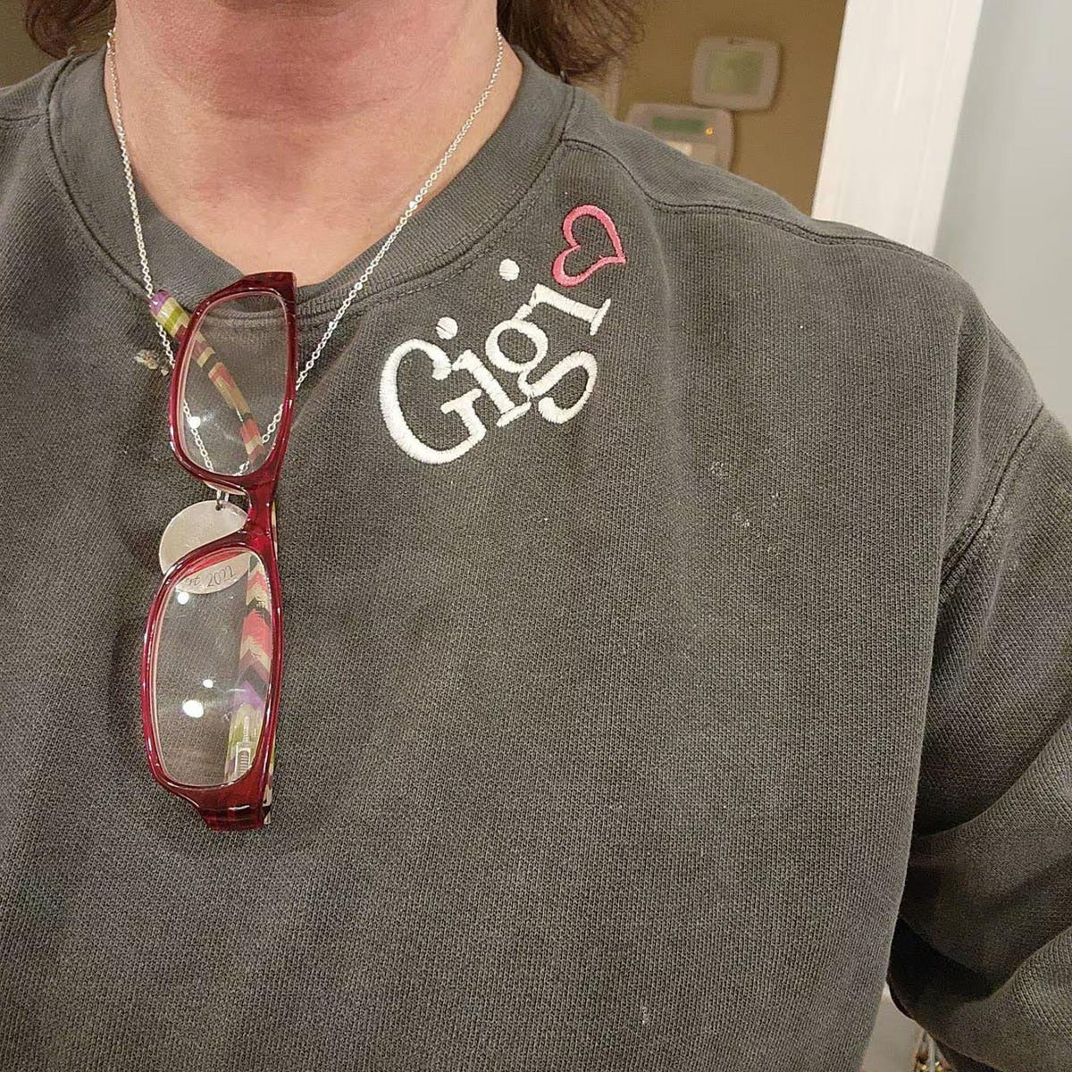 Custom Embroidered Gigi Sweatshirt with Grandkids’ Names – Personalized Grandma Gift for Mother’s Day or Mimi