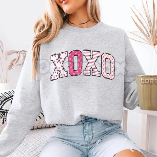 Preppy Valentines Day Sweatshirt | XOXO Sweater | Women's Retro Valentine Crewneck | Aesthetic Preppy Valentine Outfit | Trendy Love Hearts Graphic Jumper-Pasimax