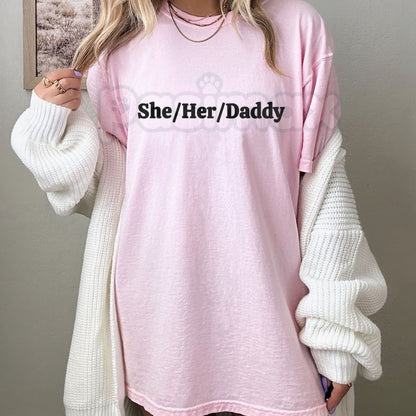 "She Her Daddy" Funny Lesbian Pride Pronouns Humor Gay T-Shirt - Queer Roleplay Slogan Tee, Niche Lesbian Relationship Apparel, Bold LGBTQ+ Humor Gift-Pasimax